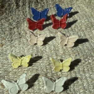 Pendientes de mariposas con tuerca