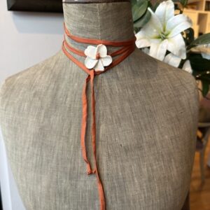 Chocker de seda y frangipani