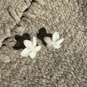Pendientes frangipani con tuerca
