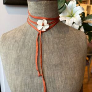 Chocker de seda y frangipani