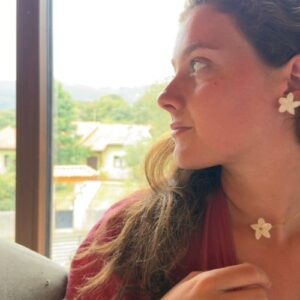 Pendientes frangipani con tuerca